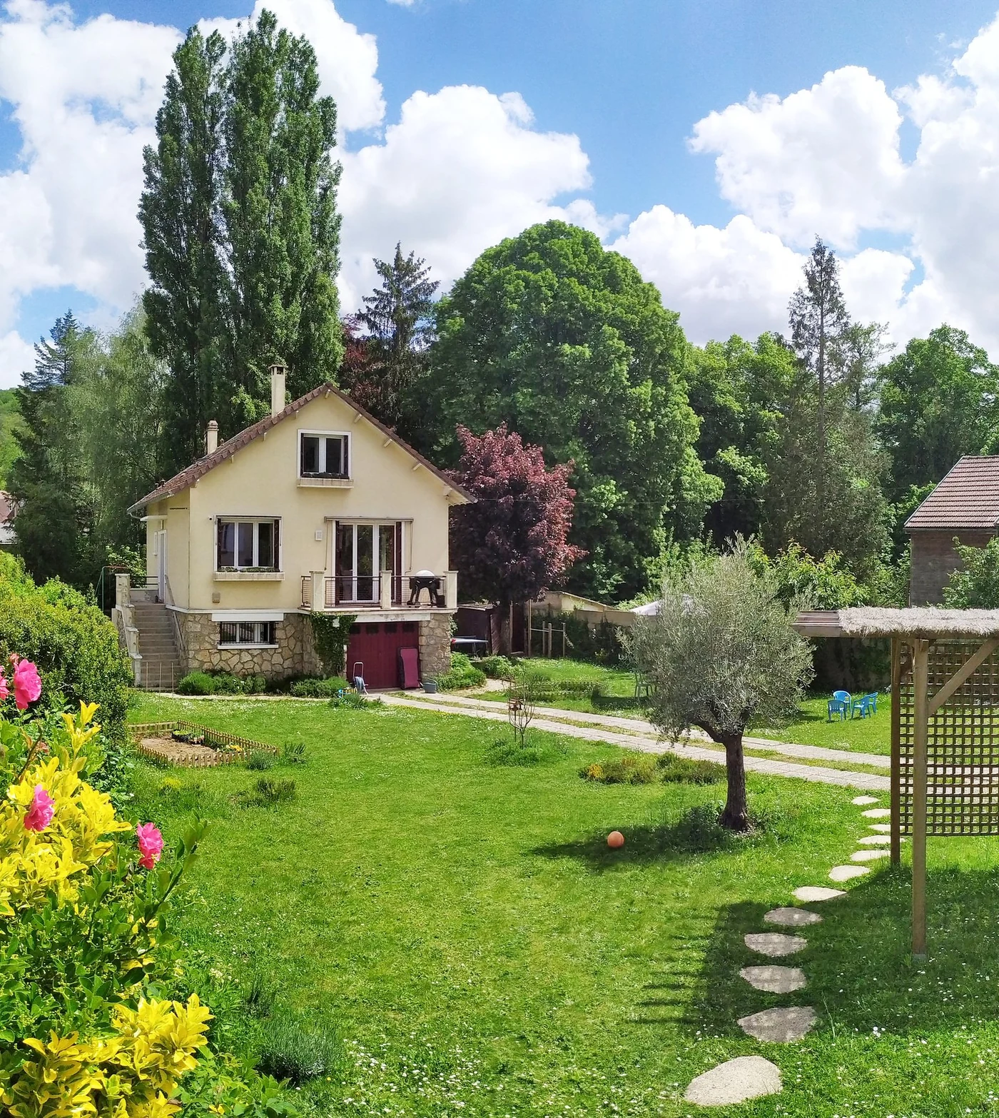 Georgiana’s house and garden in Saint-Rémy-lès-Chevreuse
